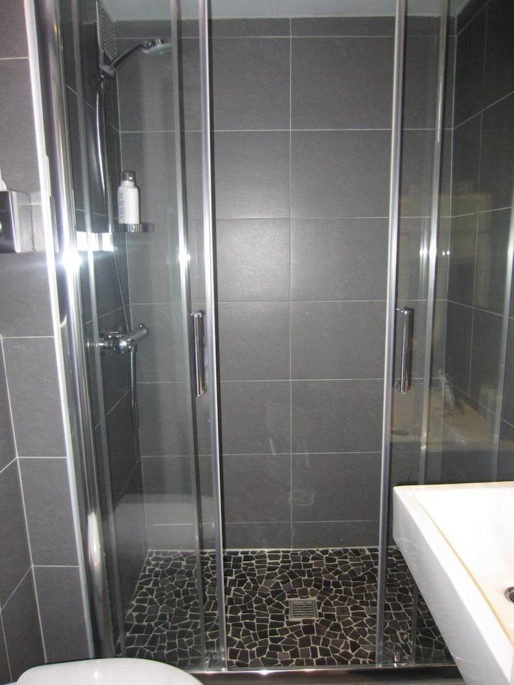 Margaux Opera Montmartre