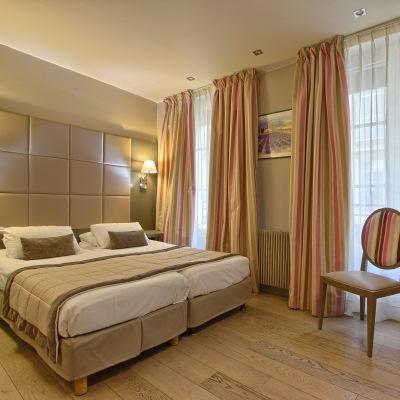 Margaux Opera Montmartre Paris