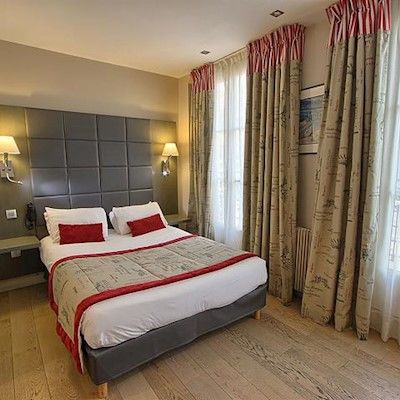 Margaux Opera Montmartre Paris